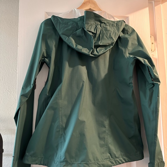 The North Face women’s windbreaker in green - Picture 2 of 9